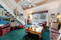 Quaint 2 Bedroom Condo with Loft in Southern Vermont Min. from Hiking and Golf