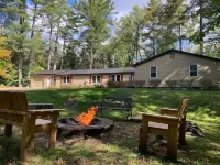 Snowmobile Access & Close to Oak Mt. SPACIOUS 5 Bedroom for large family/groups.
