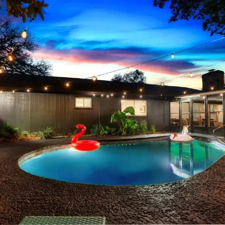 The Palm Royale: Mid century pool home in trendy East Austin sleeps 12!