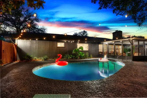 The Palm Royale: Mid century pool home in trendy East Austin sleeps 12!