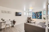 Cozy & spacious apartment walking distance to the best of Denver!