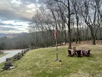 Artsy Highlands 5 br 3.5bth,w/creek,wifi & firepit