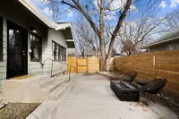 Large North End Boise home on tree-lined street! 보이시 화이트워터 공원 주변 호텔
