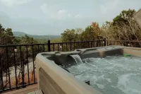 Overlook Tower - Views, Hot Tub, RV/Tesla Hookup & Plenty of Parking!