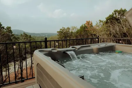 Overlook Tower - Views, Hot Tub, RV/Tesla Hookup & Plenty of Parking!