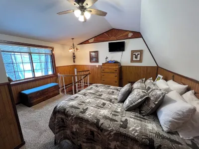 Beautiful Log Cabin with Fireplace, Fire Pit, Hot Tub & Wifi