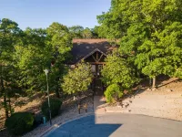 Relaxing, quiet cabin with jacuzzi, arcade and golf