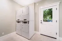 Comfortable Modern Condo near Downtown