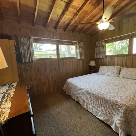 Peaceful villa on the sugar sand shores of Big Glen Lake!