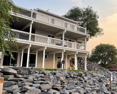 Lakefront Oasis - Lakefront w/ Views, Private Shared Dock, Wrap Around Deck Hotels in Polson