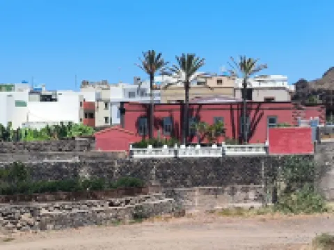 Historical house facing the sea in Finca de Plataneras. Hotels in Arucas