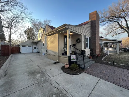 Remodeled Riverside Cottage w/sunroom, She-shed. Walk to golf, tennis, Botanica,