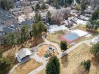 4 BEDROOM SKI RETREAT 3000 SQFT W/PRIVATE HOT TUB / SUPER CLOSE TO SKI RESORTS