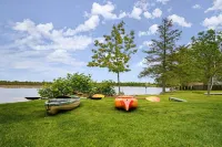WATERFRONT Home-Amazing sunsets, extra amenities, kayaks, canoe, paddle board~
