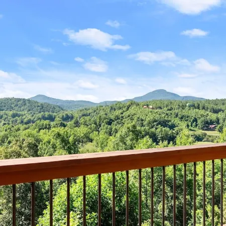 🌄Sleeps up to 16 🌄 Pristine Mountain Views from Downtown Helen ⛰️