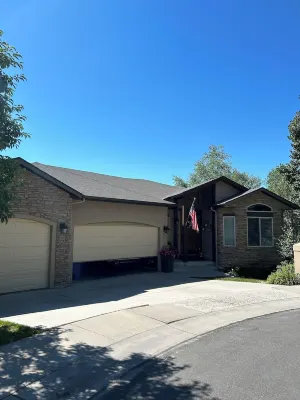 LUXURY HOME WITH AMAZING CITY/LAKE VIEWS, 3 LRG DECKS, & MINUTES TO SKI AREAS