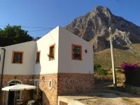 The House between Sea and Nature