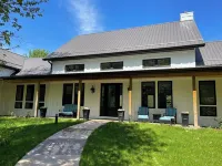 Beautiful new house nestled in a private and fenced 30 acres nature sanctuary. Hotel di 