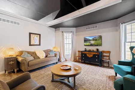 Stunning Newly Renovated 3BD Loft By Churchill Отели рядом с достопримечательностью «T3»