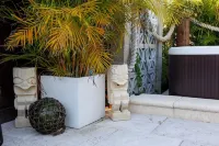 House with Patio, Caribbean Hot-Tub & Tiki Bar. Pet Friendly. No Cleaning Charge