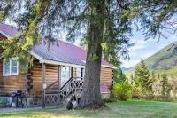 Grandma’s Cabin, West Glacier riverfront kid/pet friendly, 1 mile from Glacier! Hotels near Siyeh Pass