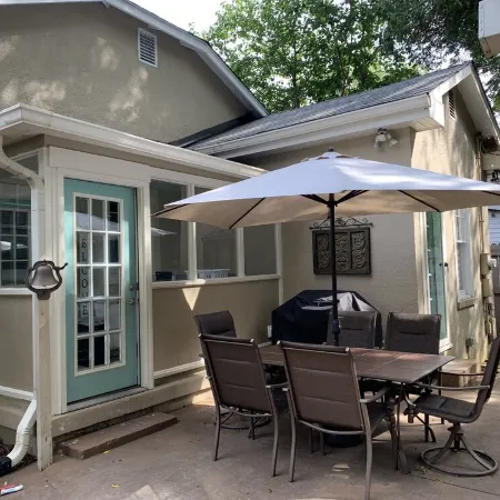 Picket Fence Cottage~ walk to MTSU and the downtown square!