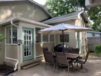 Picket Fence Cottage~ walk to MTSU and the downtown square!