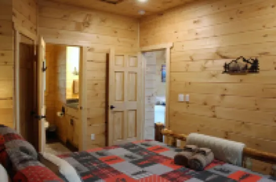 Cozy Cabin; no hurricane damage; we would love your support!