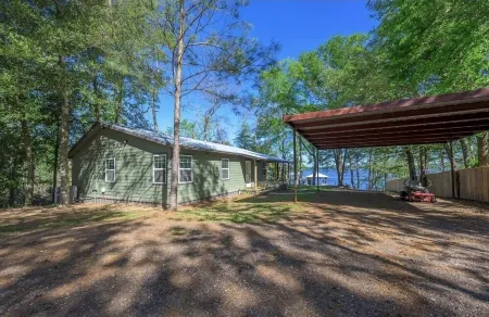 Secluded WATERFRONT CABIN with wifi, private dock with boat lift and courtyard