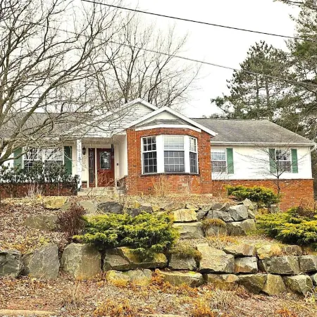 Secluded Serenity Lg 4beds, 2.5 bath near Downtown