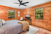 Hot tub, fam friendly, game room, fire pit, A+ location, mins to Blue Ridge! Hotels near Chattahoochee-Oconee National Forest