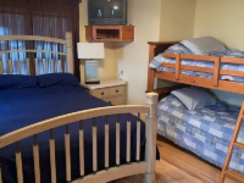 Quiet Lake with Kayaks and Direct Beach Access! 馬凱特縣酒店