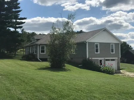 The Beekeeper's Inn- Quiet country retreat