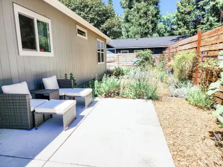 Cozy 2B/2B brand new oasis close to everything in Shady Cove! Отели в г. Шейди Ков