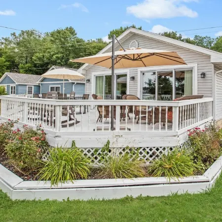 Beautiful 6 bedroom lake house with pontoon available for rent