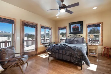 35 Acres-Luxurious 3 Private Suites-Sleeps 8-Kid+Dog Friendly-30+ Mile Views