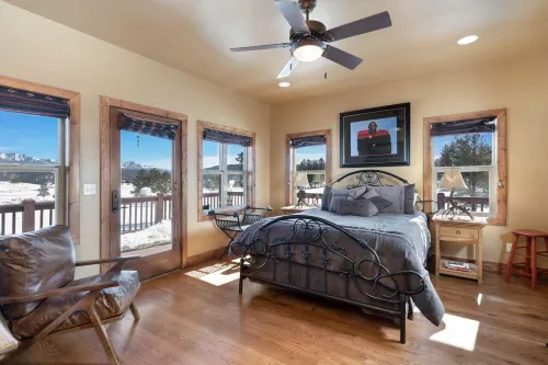 35 Acres-Luxurious 3 Private Suites-Sleeps 8-Kid+Dog Friendly-30+ Mile Views