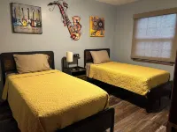 Newly Remodeled House Minutes Away from Downtown, Golf Courses + Big Back Yard