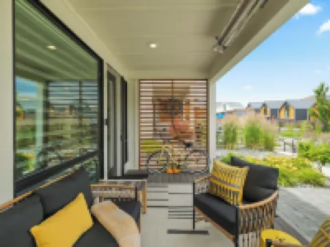Outdoor Heater & Covered Patio, Paddle Boards, Fire Table, Bikes, Outdoor Games Hotels in Chelan