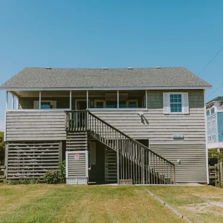 Pup-Friendly Obx Home, Shiplap Charm & Walk-in Showers