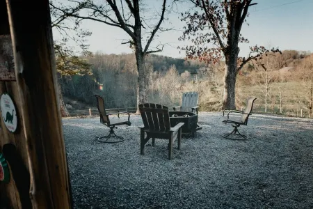 Private tiny cabin- 10 minutes from Dale Hollow Lake!