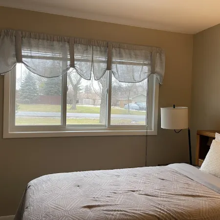 House-tel in Chicago-burb: 3 bedrooms and 2 full baths
