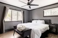 A Modern Getaway Perfect for Families & Business 딕스 힐스 호텔