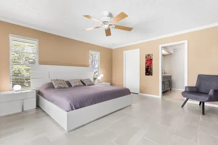 Charming & Comfy ~ Clean 5★ Location & Heated Pool