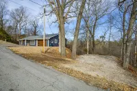 Beaver Lake Getaway-15 min from downtown Rogers with HOT TUB!