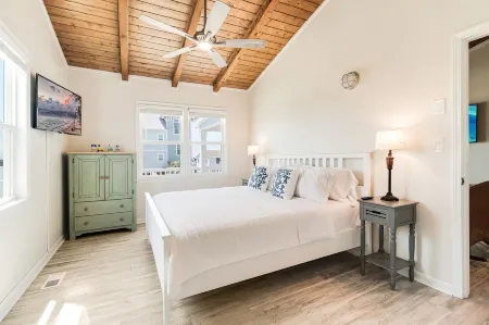 BEAUTIFUL Oak Island OCEAN VIEW home only steps to the BEACH and BOAT LAUNCH!