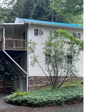 Chaut. Lake & Comedy Center Guesthouse Отели в г. Элликотт