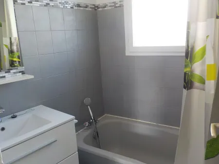 Charming T2 house in a quiet condominium near the beaches.