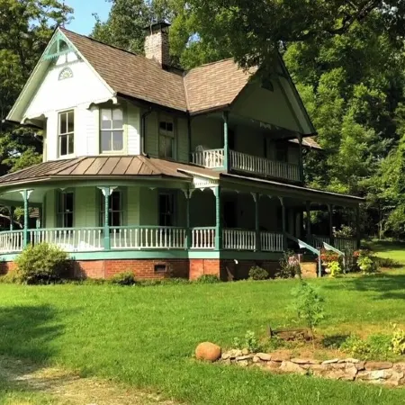 Historic Victorian Farmhouse near Great Smoky Mtns Nat Park