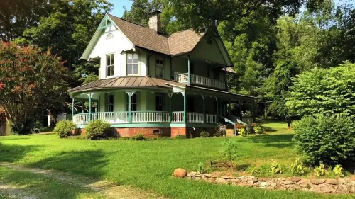 Historic Victorian Farmhouse near Great Smoky Mtns Nat Park Hotel a Blount County